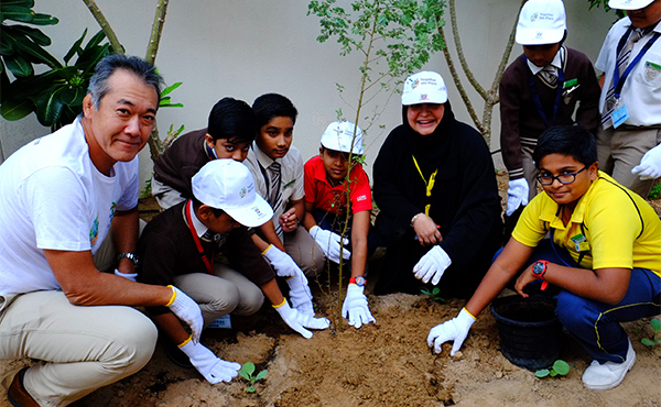 SRIミドルイースト ドバイの学校での植樹の様子