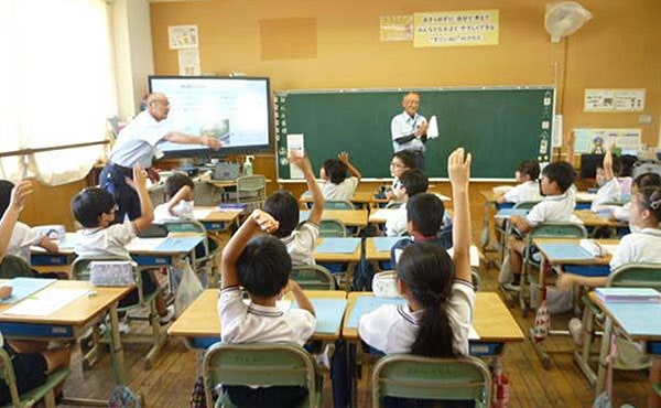 加古川工場　フジバカマ寄贈　近隣の小学校での出張授業の様子