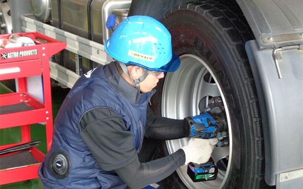 実技審査：「車輪の脱着作業