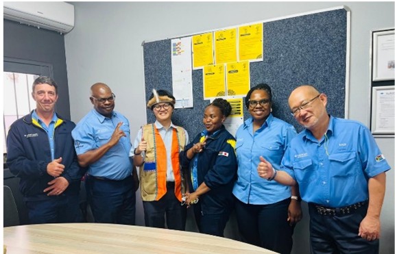 現地スタッフと交流する様子（派遣者は左から3人目）