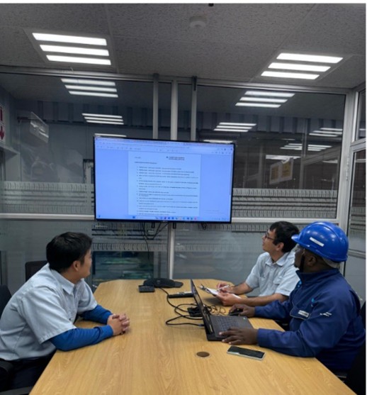 現地スタッフ（右手前）との加硫保全に関する定例会議の様子